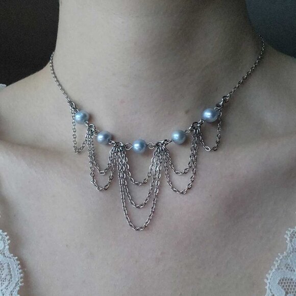 Vintage mermaid silver and blue pearls draped necklace with a small silver chain - Picture 2 of 12